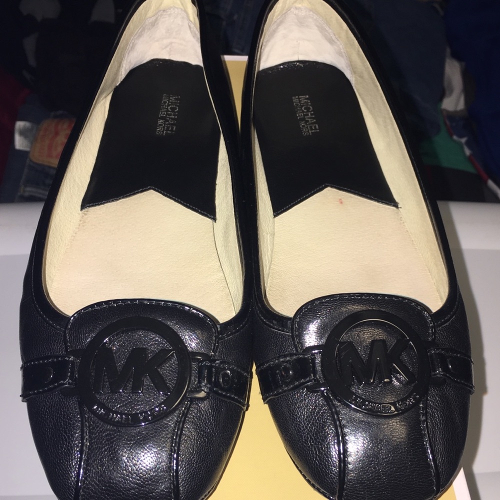Women’s 9.5 Michael Kors leather flats.