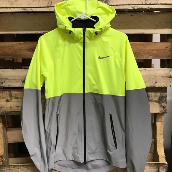 nike windbreaker volt