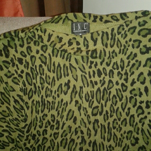 Green cheetah printed shirt - Picture 2 of 3