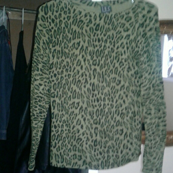 Green cheetah printed shirt - Picture 3 of 3