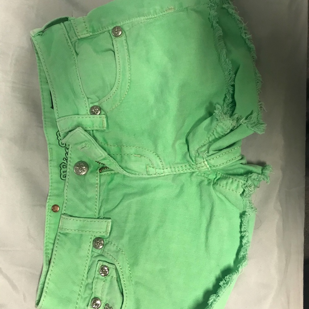 Buckl Miss Me shorts size 25
