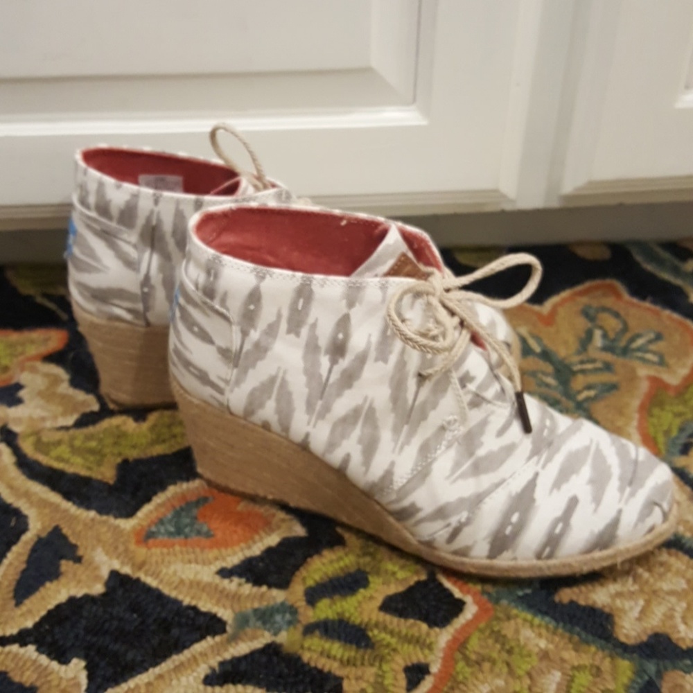 TOMS gray/cream print wedges