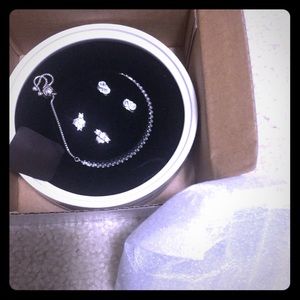 Sparkling Elegance Jewelry Gift Set.. Pandora