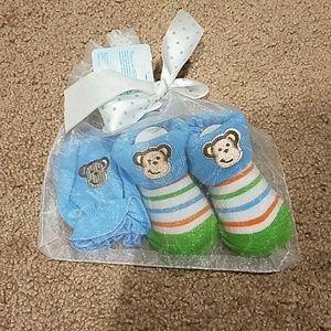Nwt Mittens and socks set