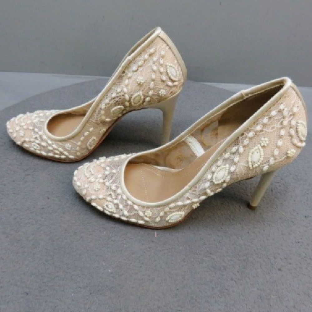 Size 7.5 BCBG Womens Ivory Lace Pumps