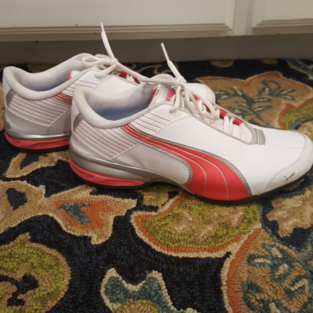 Hot pink/white leather pumas!
