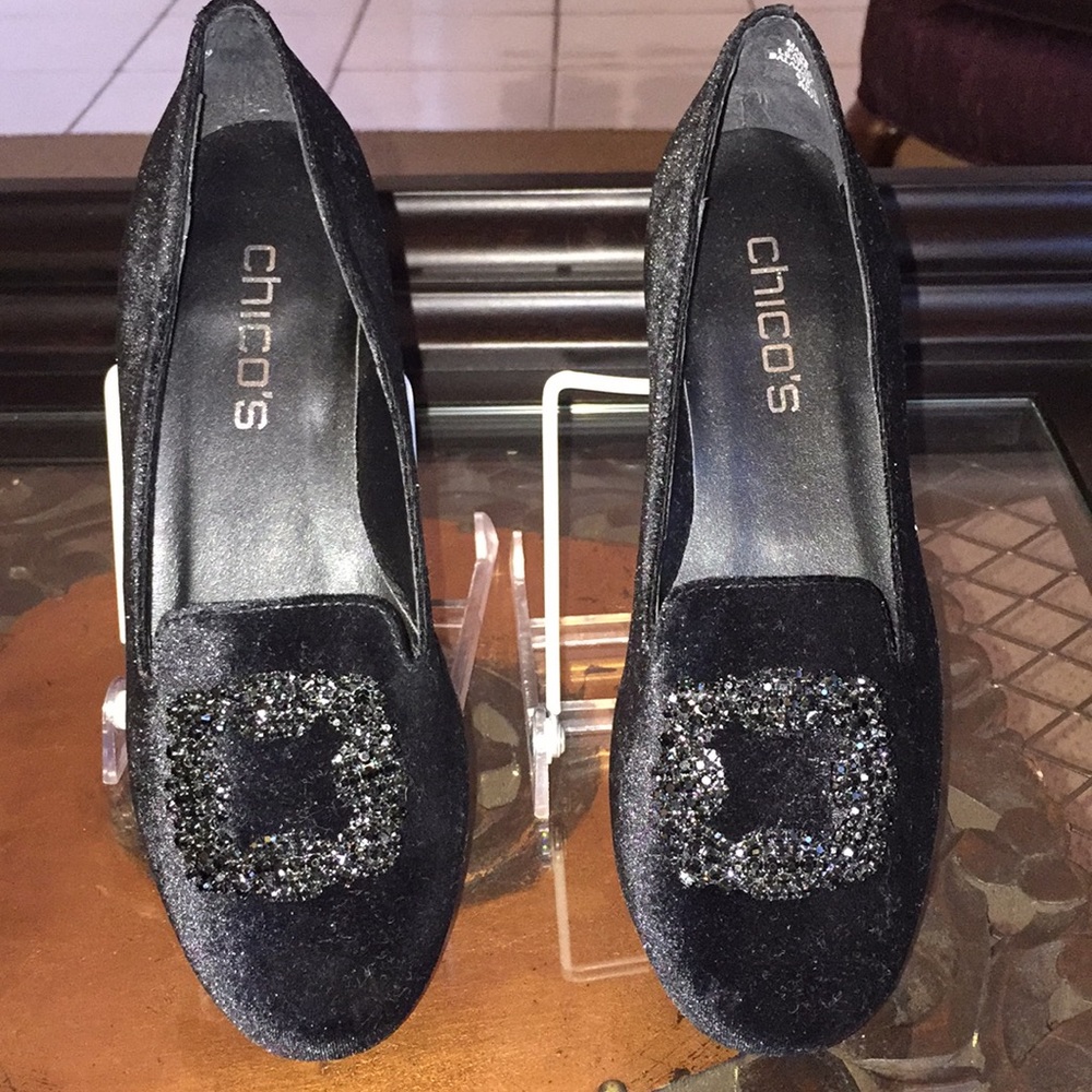 New Chico’s Sz 7 velvet black loafers.