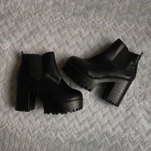 NWOT 🖤 Black Platform Boots