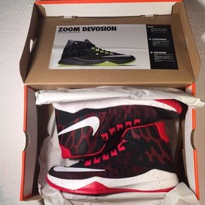 HALF OFF! ✅NIKE ZOOM DEVOSION 🌎