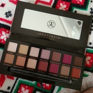 Anastasia Beverly Hills Modern Rennassaince