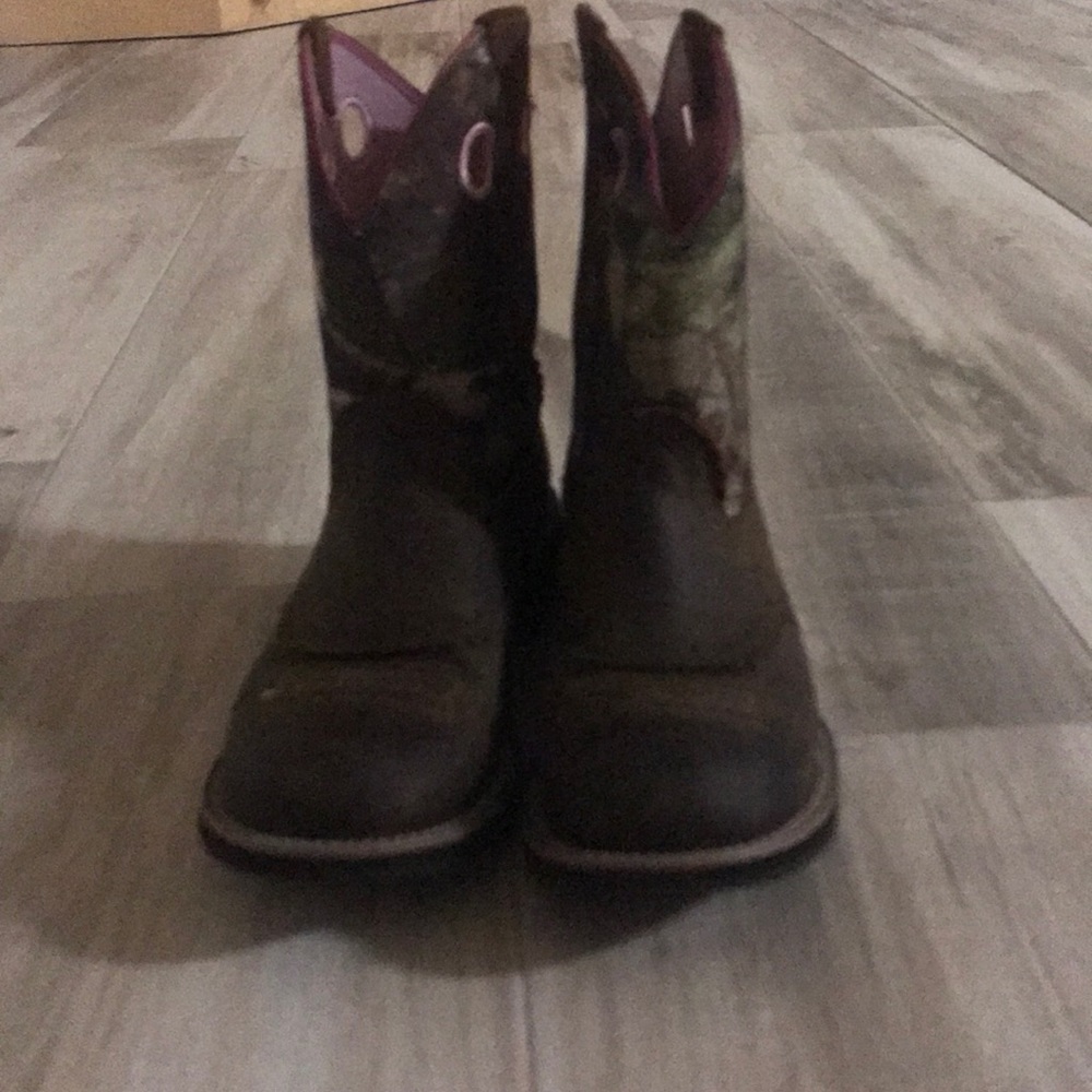 Camo Ariat boots with pink detailing