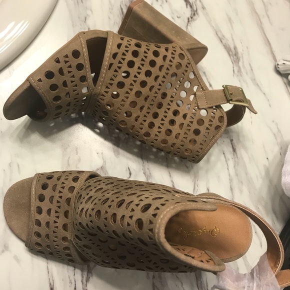 Thick heel sandals - Picture 1 of 3