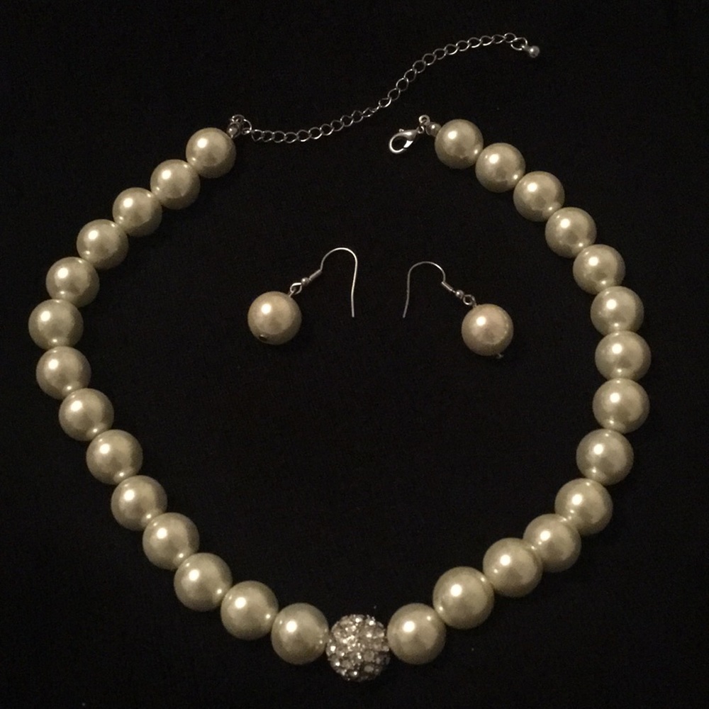 Beautiful Pearl Necklace Earrings Set