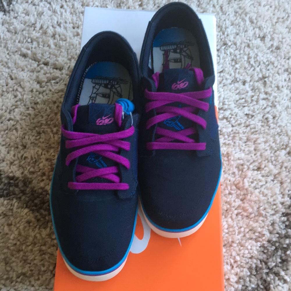Nike Bratta