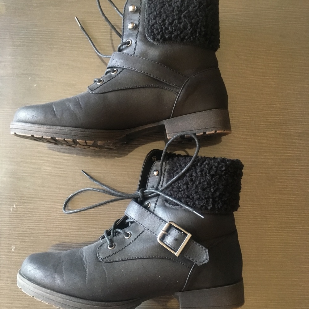 Black Mid Winter Boots