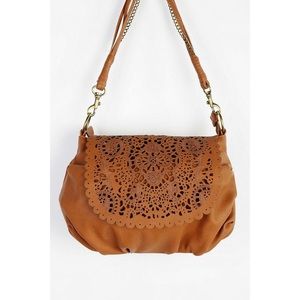 👑👜URBAN OUTFITTERS SCALLOPED CROSSBODY BAG👜👑