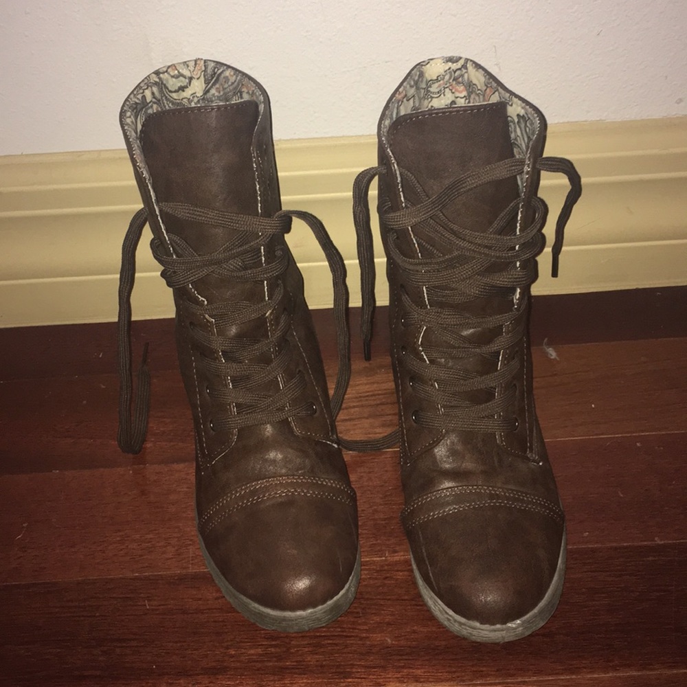 Fall chic strap boots