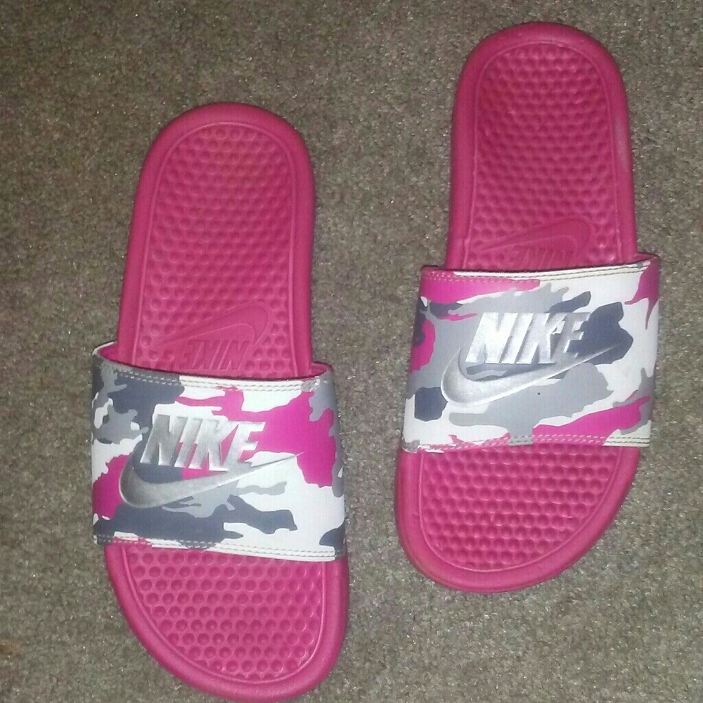 Pink camo Nike slides