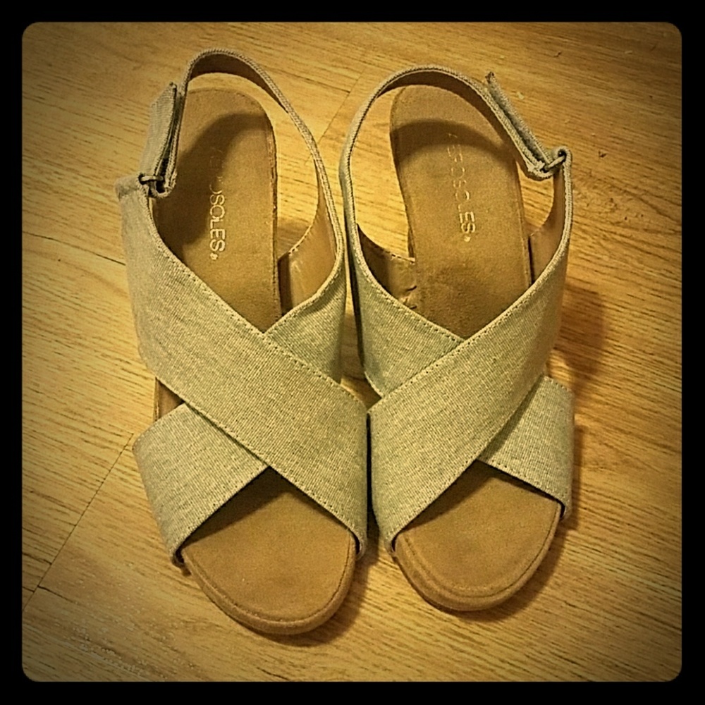 Tan Canvas Aerosoles Cork Wedges