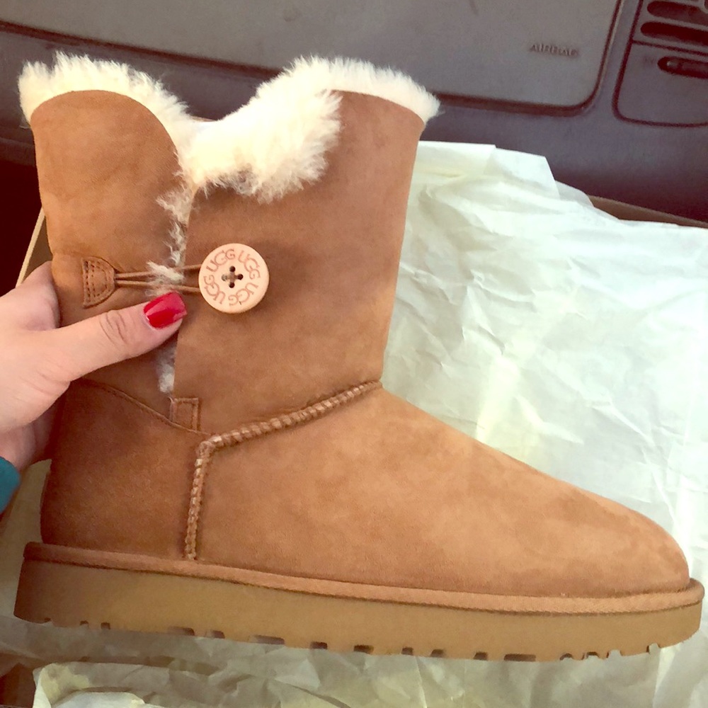 Women bailey button UGGS 🥂