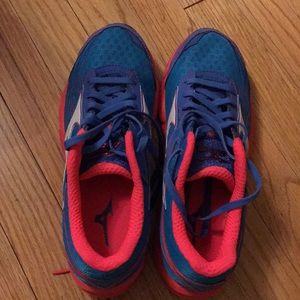 Mizuno running shoes size 8.5 brand new!!