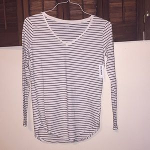 NWT EveryWear Curved-Hem V-Neck Tee
