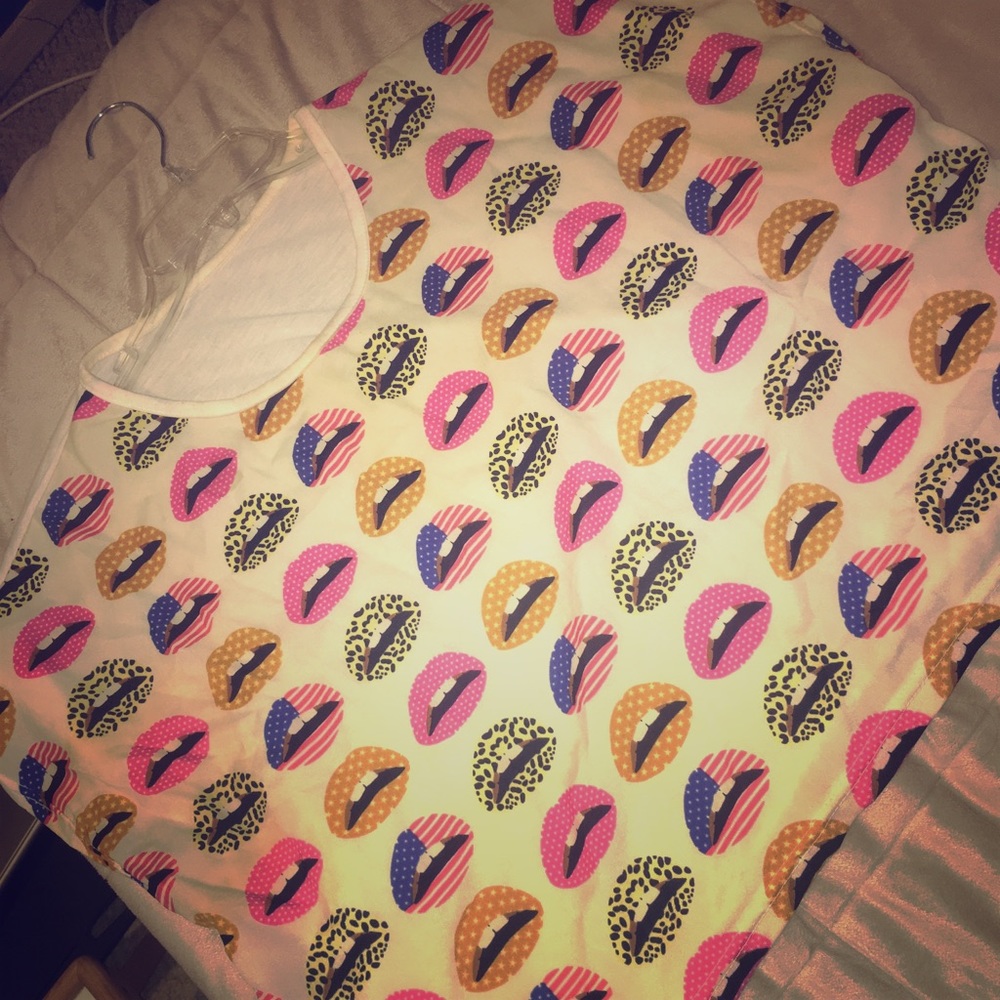 Multicolor sleeveless lip shirt