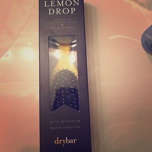 Lemon 🍋 drop detangler brush