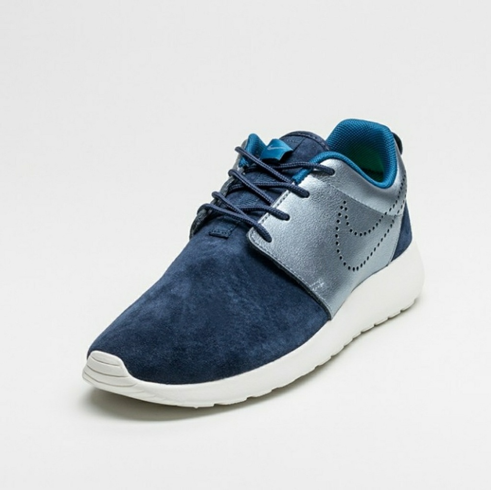 Suede Metalic Nike Roshe