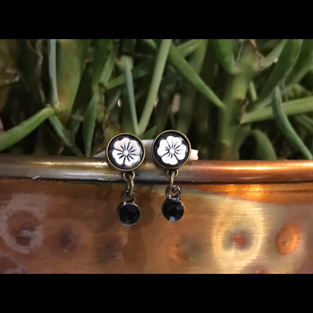 Beautiful flower earrings with black stone