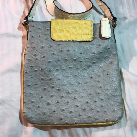 🎉 Original Guess Crossbody Bag 🎉 - Picture 3 of 4