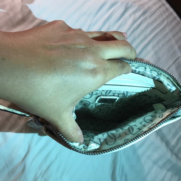 🎉 Original Guess Crossbody Bag 🎉 - Picture 4 of 4