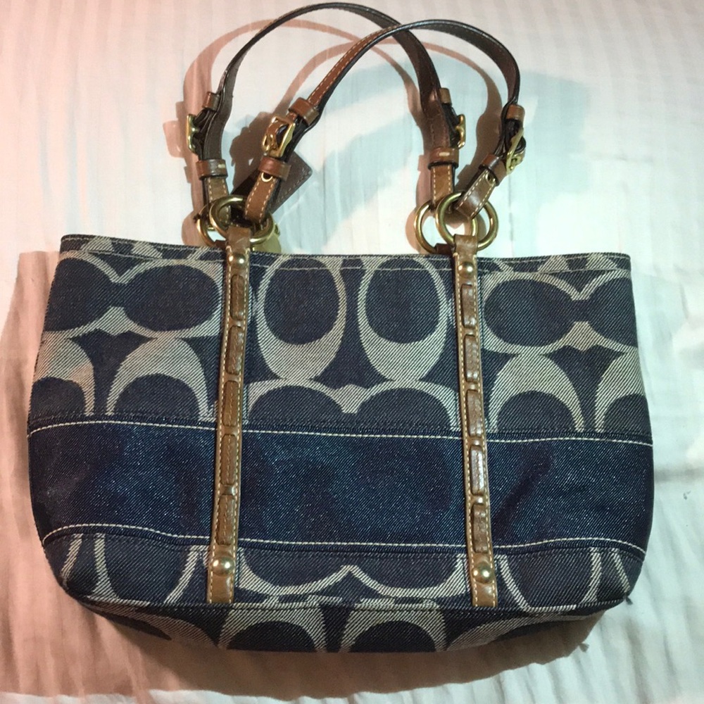 ๐ Authentic Coach Handbag ๐ - Picture 2 of 4