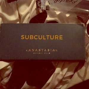 Subculture palette with brush