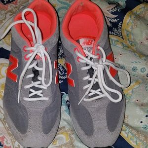 Gently used new balance tennis shoes