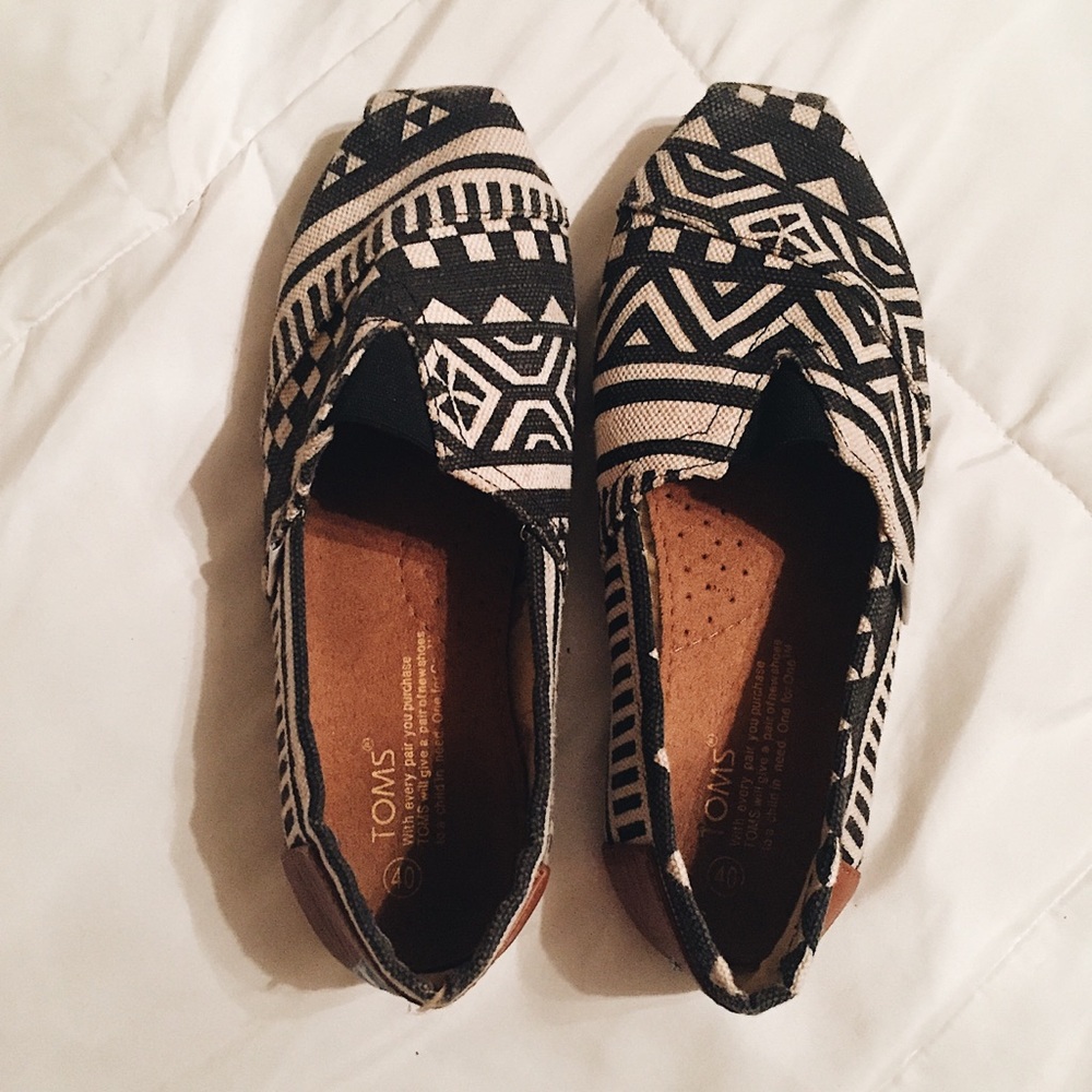 women’s classic Tom’s. tribal pattern.