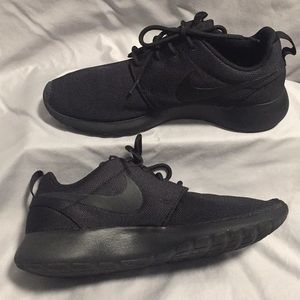 Like new ladies Nike black Roshe Ones size 8.5