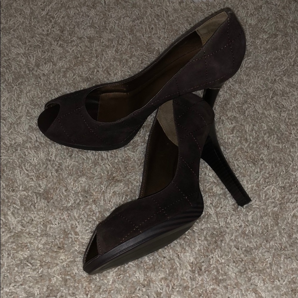 NEW BCBG BROWN SUEDE PEEP TOE PUMPS