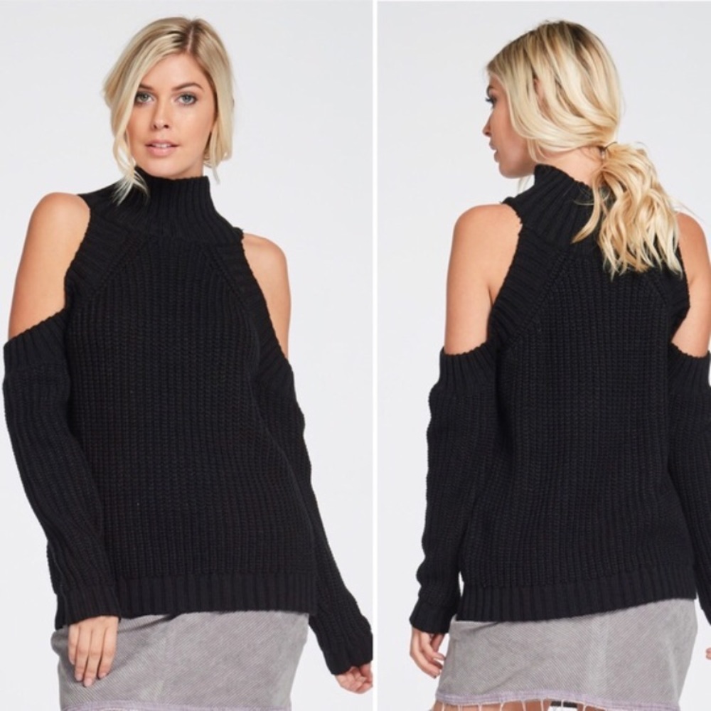 NWT Chunky Cold Shoulder Sweater medium