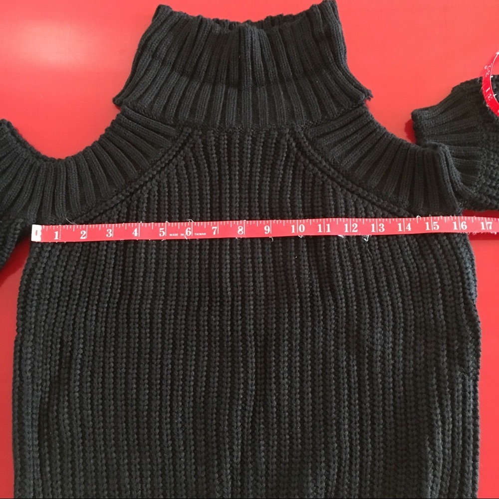 NWT Chunky Cold Shoulder Sweater medium - Picture 4 of 5