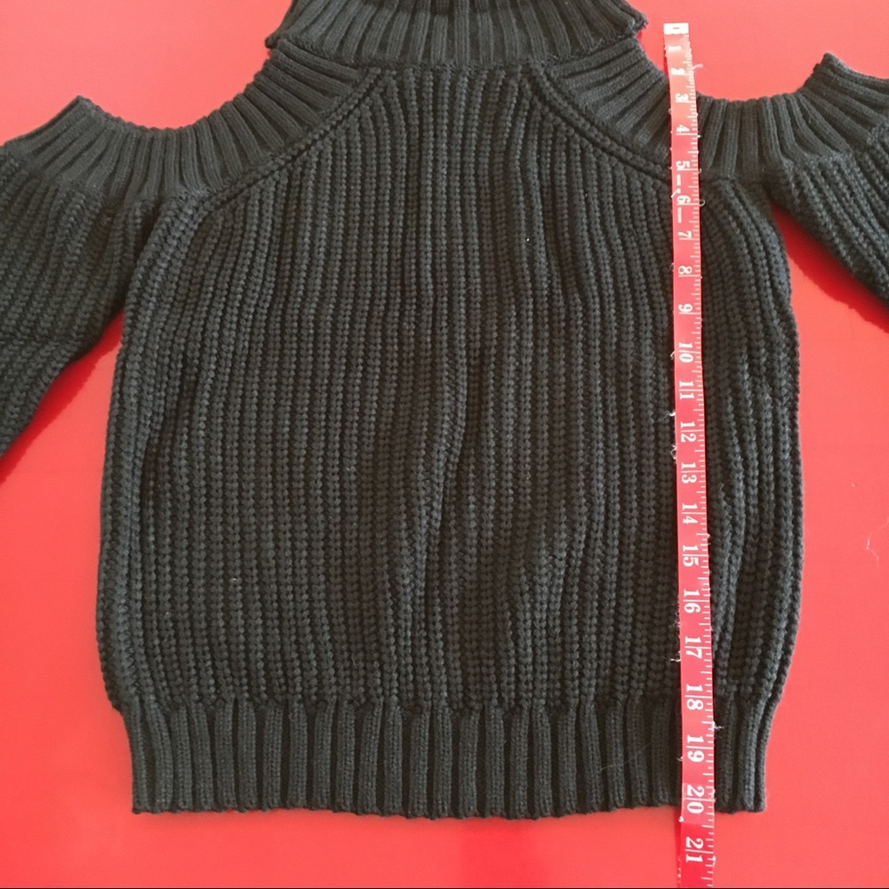 NWT Chunky Cold Shoulder Sweater medium - Picture 5 of 5