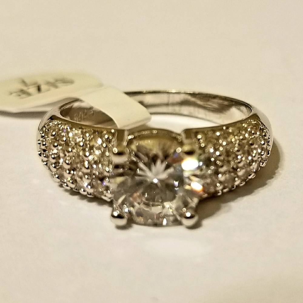 Engagement ring - Picture 2 of 4