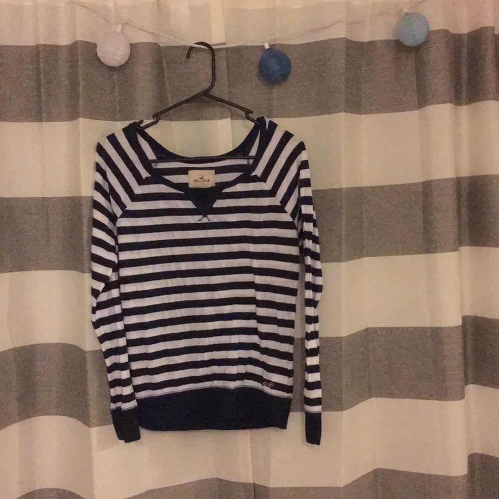 Cute long sleeved top! Goes well with jeans!