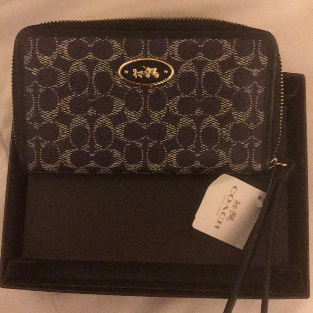 Coach wristlet wallet