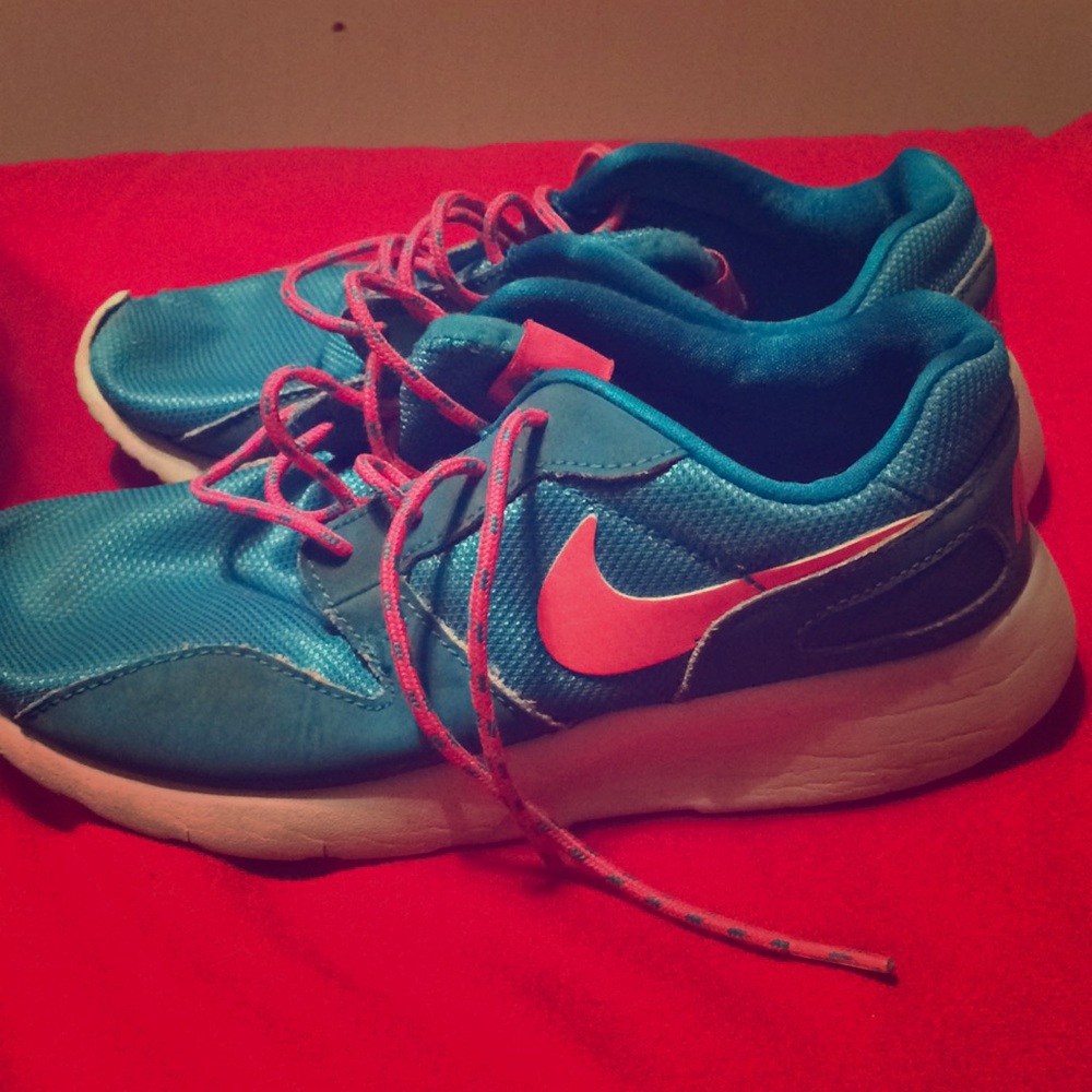 nike girls sneakers