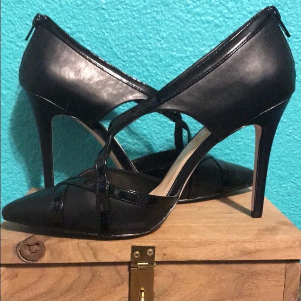 Size 9 high heel heel shoes band new.
