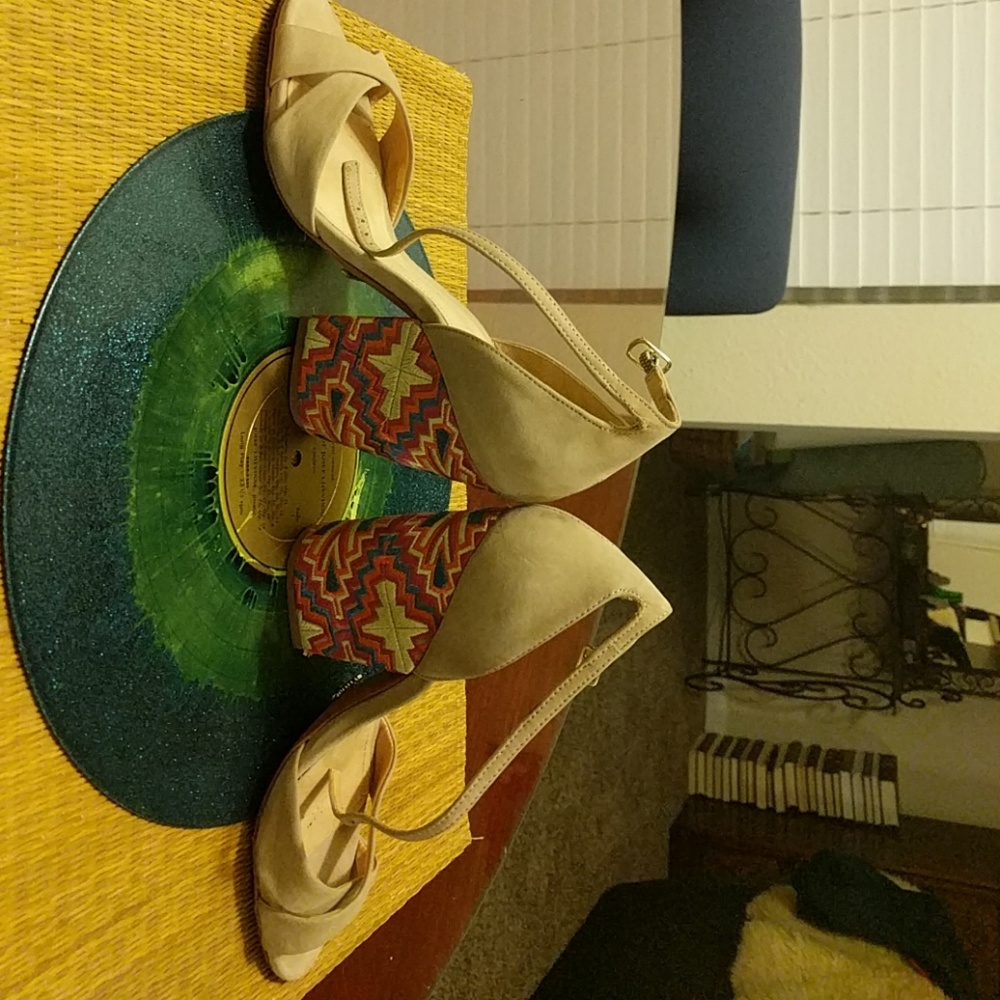 Schutz embroidery hills