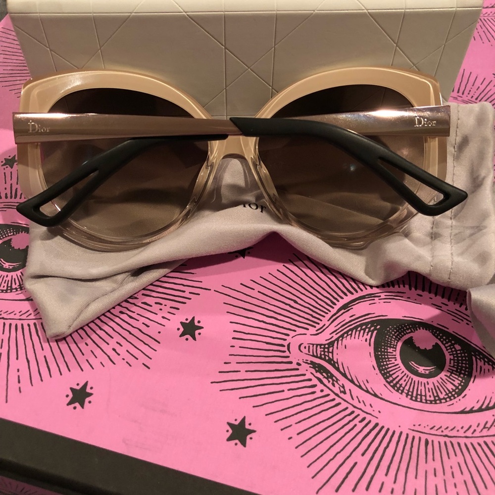 Beautiful Christian Dior Sunnies - Picture 2 of 3