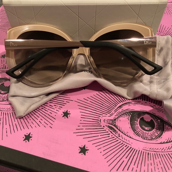Beautiful Christian Dior Sunnies - Picture 2 of 3
