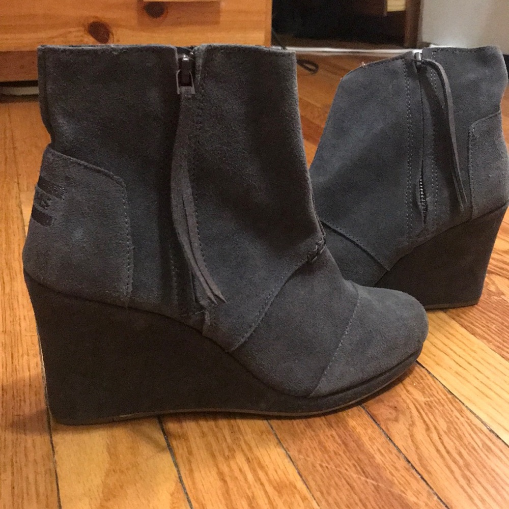 Women’s gray suede Tom’s wedge bootie